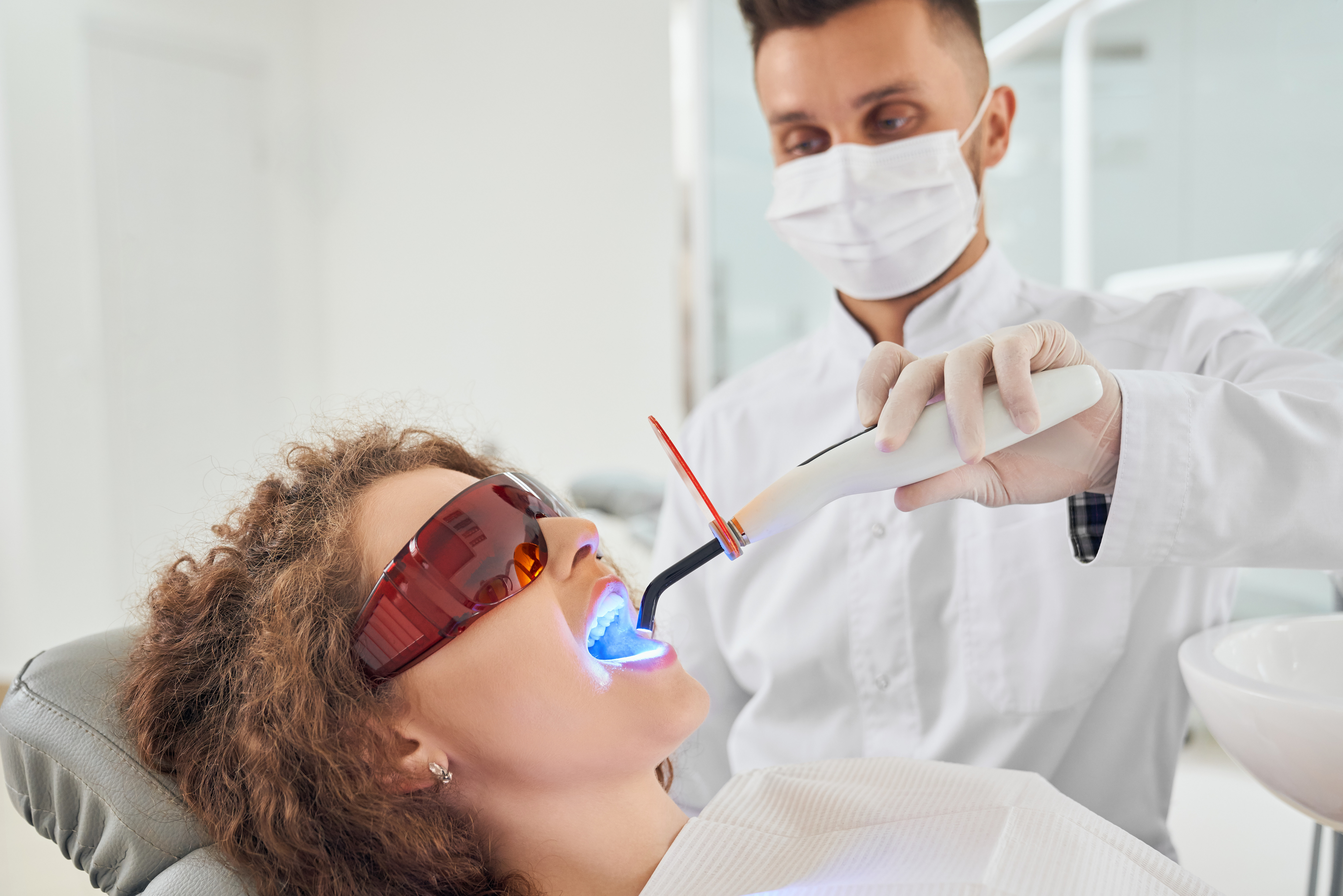 In-Chair vs. Take-Home Whitening: Which Gives Best Results?